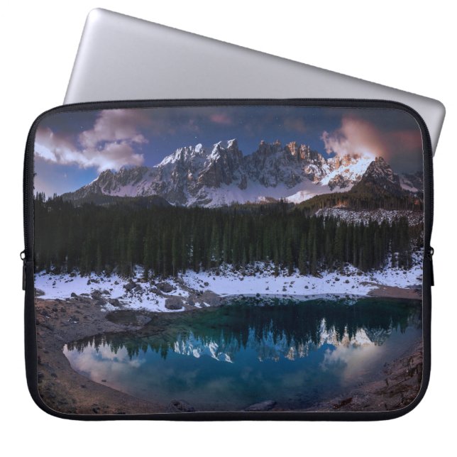 BOMEN NEAR MOUNTAIN LAPTOP SLEEVE (Voorkant)