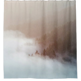 Bomen op bergen bedekt met honden douchegordijn