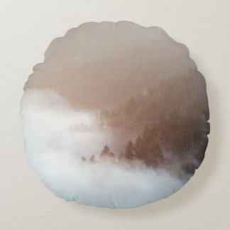 Bomen op bergen bedekt met honden rond kussen