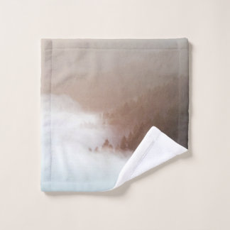 Bomen op bergen bedekt met honden washandje