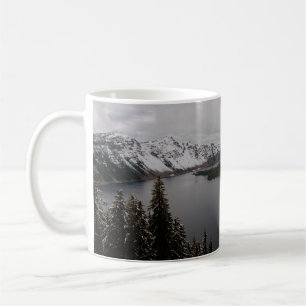 BOMEN OP SNEEUWGEDEKT MOUNTAIN NEAU WATER KOFFIEMOK