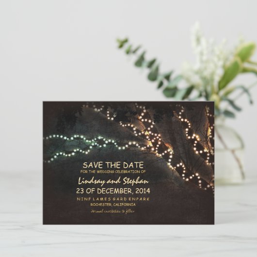 Bomen & reeks van rustieke lichten opslaan van de save the date (Staand voorkant)