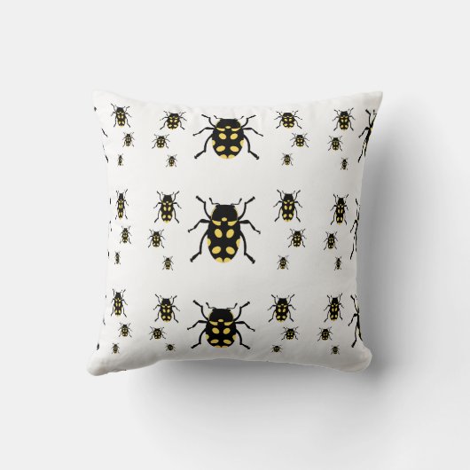 Bometelbugs op wit kussen (Achterkant)