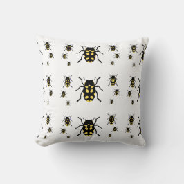 Bometelbugs op wit kussen