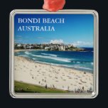 Bondi Beach Metalen Ornament<br><div class="desc">Square premium ornament met een afbeelding van Bondi Beach of Bondi Bay, een populair strand en de naam van de omringende voorstad in Sydney, New South Wales, Australië. Optionele tekst. Bondi Beach ligt op 4 km (7 km) ten oosten van het centrale zakendistrict Sydney, in het gebied van de lokale...</div>