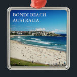 Bondi Beach Metalen Ornament<br><div class="desc">Square premium ornament met een afbeelding van Bondi Beach of Bondi Bay, een populair strand en de naam van de omringende voorstad in Sydney, New South Wales, Australië. Optionele tekst. Bondi Beach ligt op 4 km (7 km) ten oosten van het centrale zakendistrict Sydney, in het gebied van de lokale...</div>