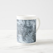 Bone China Mok - "Winter Day at Yellowstone" (Voorkant rechts)