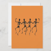 Bone Rattling Skeletons Halloween Party Kaart (Achterkant)