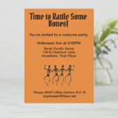 Bone Rattling Skeletons Halloween Party Kaart (Staand voorkant)