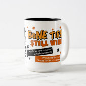 Bone Tired Still Wired – Grappig Skelet Halloween Tweekleurige Koffiemok (Voorkant rechts)
