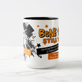 Bone Tired Still Wired – Grappig Skelet Halloween Tweekleurige Koffiemok (Center)
