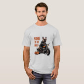 Bone to Be Wild – Biker Pug op Motor | Grappig  T-shirt (Voorkant volledig)