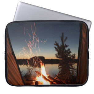 Bonfre nabij waterlichaam laptop sleeve