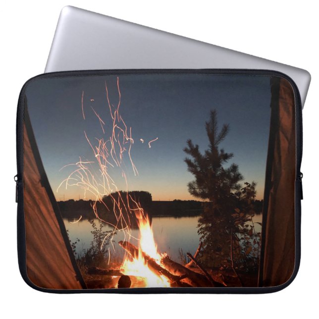 Bonfre nabij waterlichaam laptop sleeve (Voorkant)