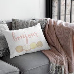 Bonjour Pink Franse Macarons Accent Kussen<br><div class="desc">Bonjour. Leen wat parisiaans flair naar je bank, bed of favoriete stoel met deze grote kussen met een chic accent. Het ontwerp kenmerkt vier aanpasbare Franse macarons in pasteltinten van roze, ivoor, geel en tan, met "Bonjour" in piek roze handgeschreven-stijl manuscripttekst. Gebruik het facultatieve verpersoonlijkingsgebied om een naam, een monogram...</div>