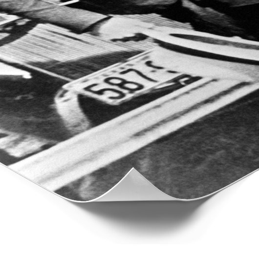 Bonnie en Clyde met hun auto - Circa 1934 Poster (Hoek)