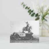 Bonnie Gray springt haar paard. Briefkaart (Staand voorkant)