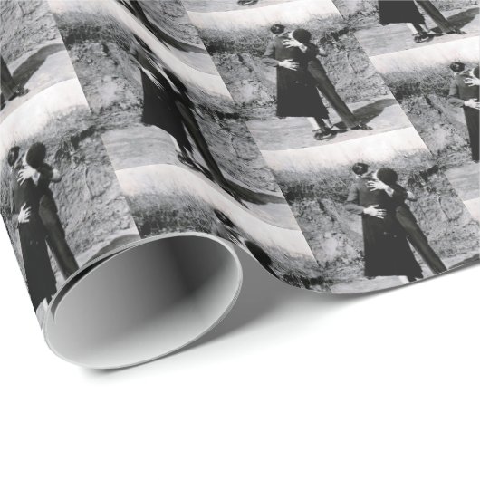 Bonnie Parker en Clyde Barrow Kissing 1933 Cadeaupapier (Rol Hoek)