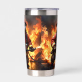 *Bont en vlammen: de brandende brandweerman van de Geïsoleerde Drinkbeker (Links)