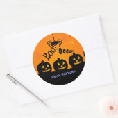 Boo. Happy Halloween in oranje en zwart Ronde Sticker (Envelop)
