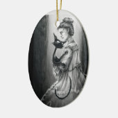 Boo Kat met haar Ghost Ceramic Ornament (Links)