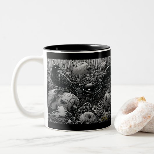 Boo Kat Stalks a Raven Two-Tone Koffee Mok (Met donut)