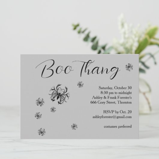Boo Thang Creepy Spiders Grey Halloween Party Kaart (Staand voorkant)