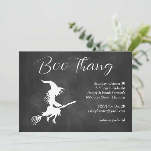 Boo Thang Flying Witch Cloudy Halloween Party Kaart (Staand voorkant)