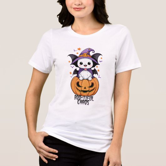 Boo-tiful Chaos | Vleermuizen, Petten en pompoenen Tri-Blend Shirt (Voorkant)