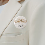 Boog beige crème naamplaatje ronde button 5,7 cm<br><div class="desc">Een beige,  crèmekleurige achtergrond. Versierd met een grote boog. Personaliseer en voeg jouw naam toe. Zwart handgeschreven script.</div>