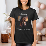 Boog foto Bachelorette-feest T-shirt<br><div class="desc">Een zwart T-shirt met donkere kleur Versierd met een boogvormig fotolijstje.  Personaliseer en voeg een naam toe. Witte handgeschreven script.</div>
