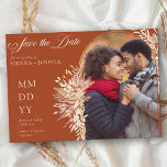 Boog foto Botanische Foliage Terracotta Horizontal Save The Date<br><div class="desc">Elegant Save the Date with custom arched foto, in a duet of terracotta and crème, als aanvulling op je trouwkleurenthema. Een ontwerp van de waterverf met een trendy arch, versierd met bladeren en bladeren in roestkaneel, amandelgeel en goud. Elegant, stijlvol design met kalligrafie en moderne vormgeving in een rijk, warm...</div>