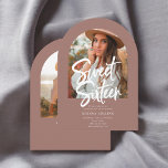 Boog Fotoborstel Kalligrafie Sweet 16 Kaart<br><div class="desc">Vier uw mijlpaal in stijl met deze elegante Sweet 16 uitnodiging! De voorkant toont je foto in een prachtige boogvorm, waardoor een tijdloze en persoonlijke touch ontstaat. De titel Sweet Sixteen is geschreven in moderne kwast kalligrafie, het toevoegen van een chique en speelse vibe. Hieronder worden al uw feestgegevens prachtig...</div>