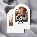 Boog Fotoborstel Kalligrafie Sweet 16 Kaart<br><div class="desc">Vier uw mijlpaal in stijl met deze elegante Sweet 16 uitnodiging! De voorkant toont je foto in een prachtige boogvorm, waardoor een tijdloze en persoonlijke touch ontstaat. De titel Sweet Sixteen is geschreven in moderne kwast kalligrafie, het toevoegen van een chique en speelse vibe. Hieronder worden al uw feestgegevens prachtig...</div>