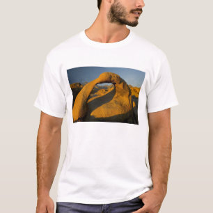 Boog in Alabama Hills Eastern Sierras bij Lone T-shirt