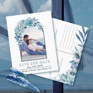 Boog met blauwe bloemen en bladeren vallen bruilof briefkaart