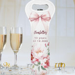 Boog roze bloemen bloeien verjaardagsfeestje wijndraagtas<br><div class="desc">Een witte achtergrond. Versierd met een grote boog en roze bloemen. Personaliseer en voeg een naam en jaar / tekst toe.</div>