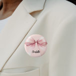 Boog roze naamplaatje ronde button 5,7 cm<br><div class="desc">Een zachte blozend roze gekleurde achtergrond. Versierd met een grote boog. Personaliseer en voeg jouw naam toe. Zwart handgeschreven script.</div>