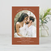 Boog Terracotta Verbrand Oranje Monogram Bruiloft Save The Date (Staand voorkant)