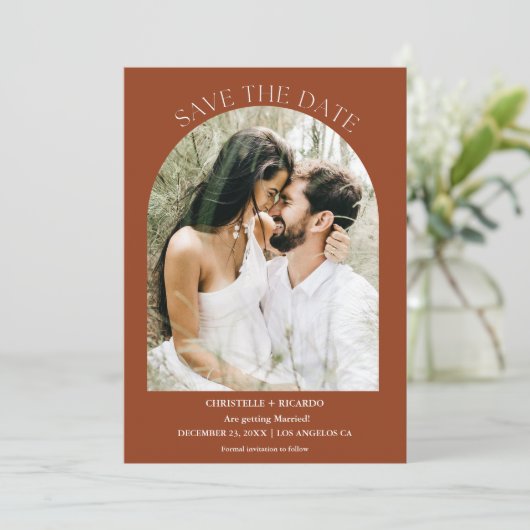 Boog Terracotta Verbrand Oranje Monogram Bruiloft Save The Date (Staand voorkant)