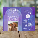 Boogschutter Zodiac Astrologie Teken Foto Geboorte Briefkaart<br><div class="desc">Personaliseer deze dierenriemkaart met een foto, geboortedatum en naam. Een aangepast verjaardagsontwerp met het sterrenbeeld - Boogschutter - plus persoonlijkheidskenmerken, informatie en sterrenbeeld. Een spirituele en koninklijke paarse en blauwe kleur geassocieerd met Boogschutter is het belangrijkste ontwerp achter alle dierenriemdetails. Een geweldig cadeau voor een vriend of om gewoon "je"...</div>