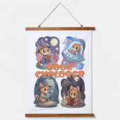 Book Explorer – Cute Cat Reading Adventure Hangend Wandkleed (Voorkant)