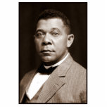 Booker Washington: Afro-Amerikaanse opvoeder Fotobeeldje Ornament<br><div class="desc">Booker Taliaferro Washington, geboren in 1856, roos om een vooraanstaande Afro-Amerikaanse leider en opvoeder te worden. Na de Burgeroorlog volgde hij onderwijs aan het Hampton College, het Agricultural and Wayland Seminary. - In 1881 stichtte Washington de Tuskegee in Alabama, een school gewijd aan beroepsopleiding voor Afro-Amerikanen. Hij geloofde in economische...</div>