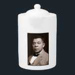 Booker Washington: Afro-Amerikaanse opvoeder Theepot<br><div class="desc">Booker Taliaferro Washington, geboren in 1856, roos om een vooraanstaande Afro-Amerikaanse leider en opvoeder te worden. Na de Burgeroorlog volgde hij onderwijs aan het Hampton College, het Agricultural and Wayland Seminary. - In 1881 stichtte Washington de Tuskegee in Alabama, een school gewijd aan beroepsopleiding voor Afro-Amerikanen. Hij geloofde in economische...</div>