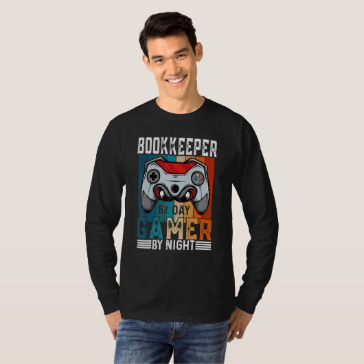 BOOKKEEPER by Day Gamer by Night Meme for Gamers T-shirt (Voorkant volledig)