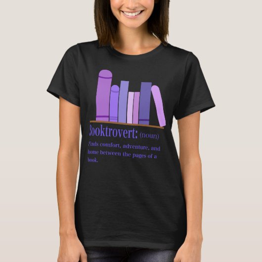 Booktrovert Definition – Cozy Book Lover Design T-shirt (Voorkant)