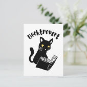 Booktrovert kat met boek briefkaart (Staand voorkant)