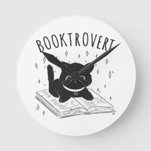 Booktrovert kat met boek en sterren ronde klok