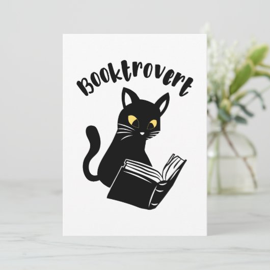 Booktrovert kat met boek kaart (Staand voorkant)