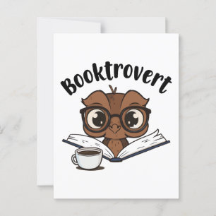 Booktrovert uil met boek en koffie briefkaart